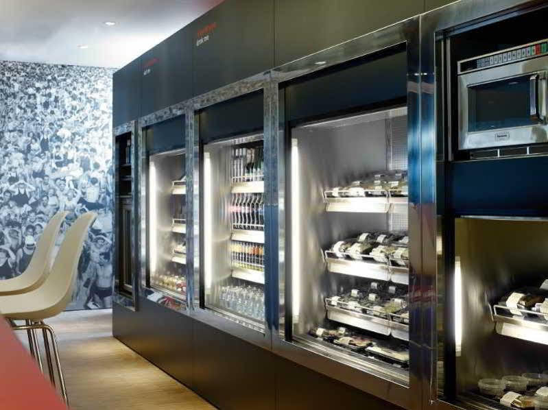 Hotel Citizenm Schiphol Airport Amsterdam Airport Schiphol Esterno foto The wine fridge at the airport