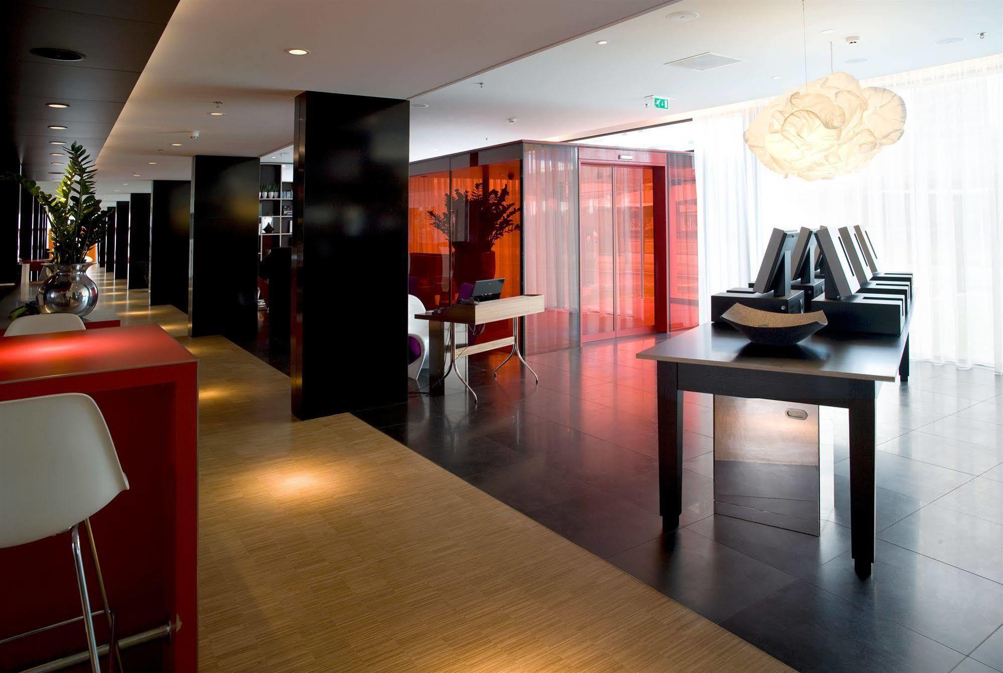 Hotel Citizenm Schiphol Airport Amsterdam Airport Schiphol Esterno foto Reception desk