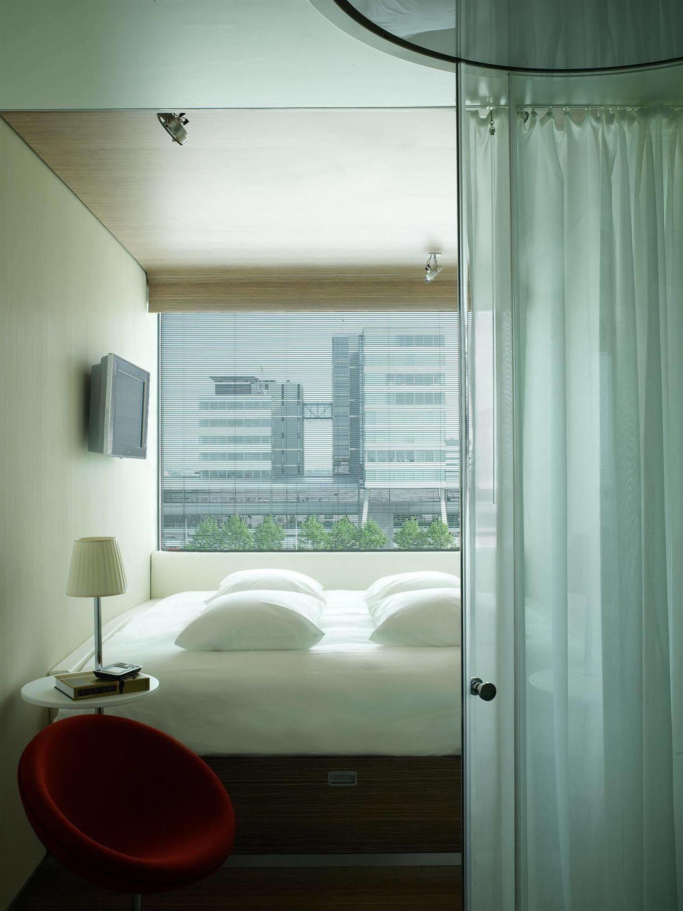 Hotel Citizenm Schiphol Airport Amsterdam Airport Schiphol Esterno foto The room of the hotel